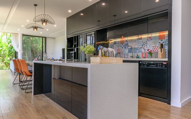 Đá ốp bàn bếp: so sánh granite, marble, đá nhân tạo và cách chọn cho tủ bếp