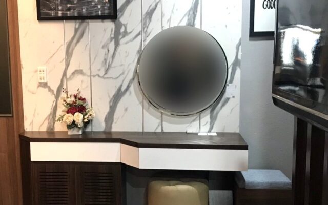Bàn trang điểm gương tròn, mặt gỗ óc chó và ngăn kéo trắng, vách đá vân mây – showroom TBF