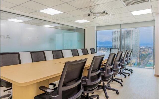 Phòng họp lớn bàn gỗ – văn phòng Mitsubishi Electric Đà Nẵng